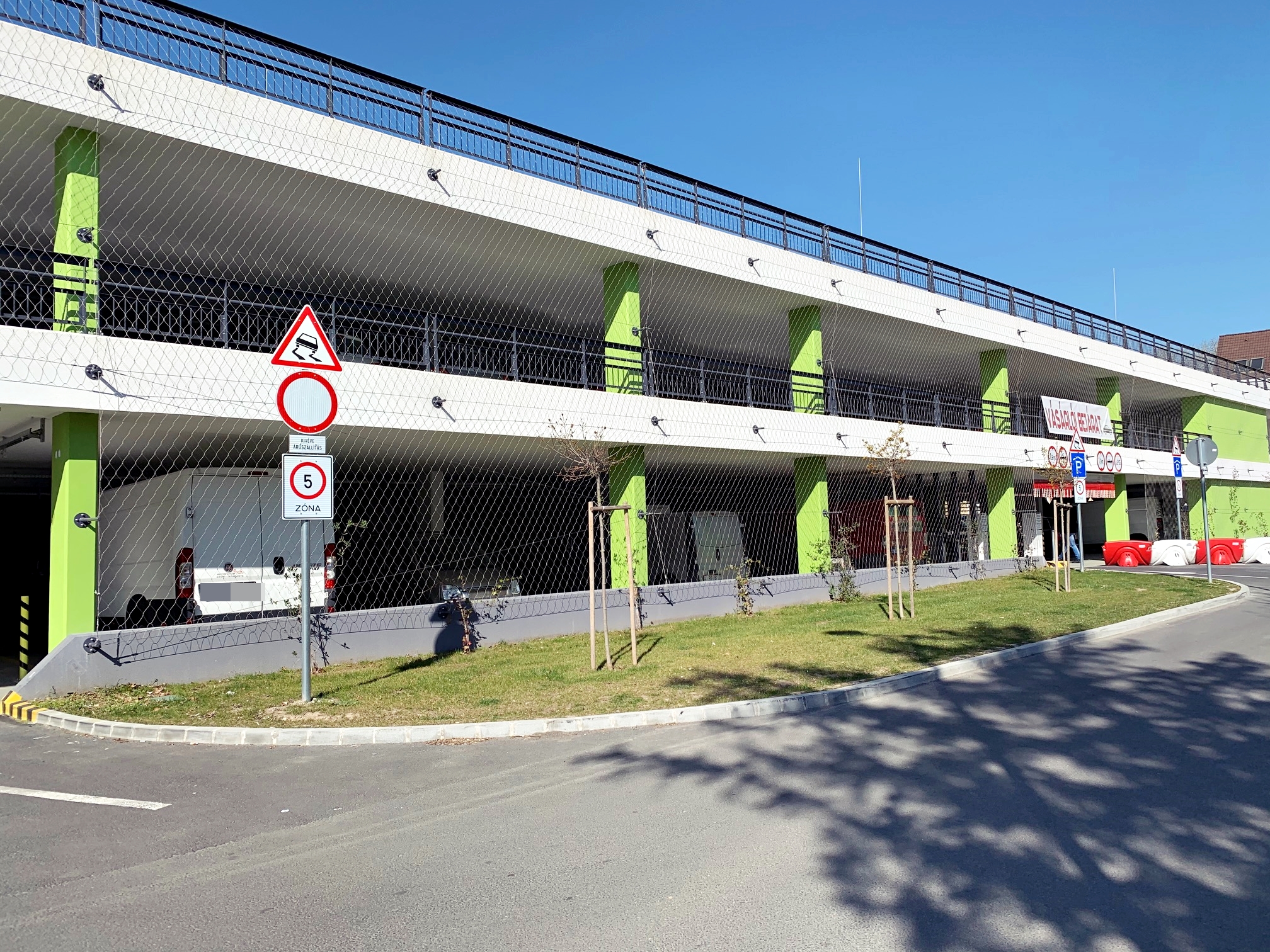 Vásárcsarnok és parkolólemez építése Győrben